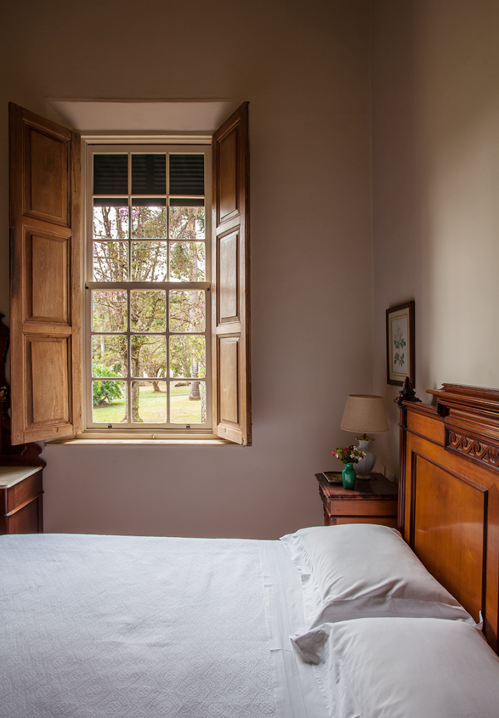 No quarto do casal, nota-se a parede externa espessa (40 cm) que abriga a esquadria, pensada provavelmente para isolar o calor. (Divulgação/Eduardo Pozella) 