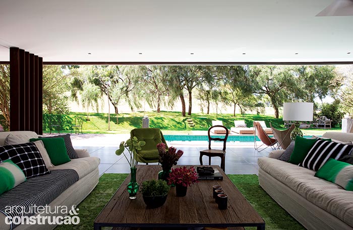 A sala de estar se mostra totalmente aberta para a piscina. No canto da foto, à esq., colunas metálicas reforçaram a sustentação do grande vão. (Marco Antonio)